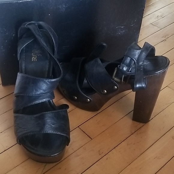 Heels - Picture 3 of 3